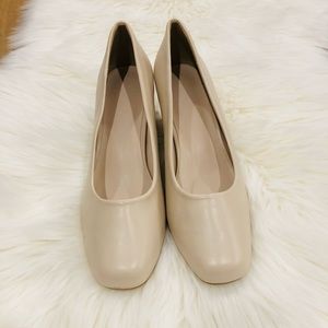 NWT Halston Pumps